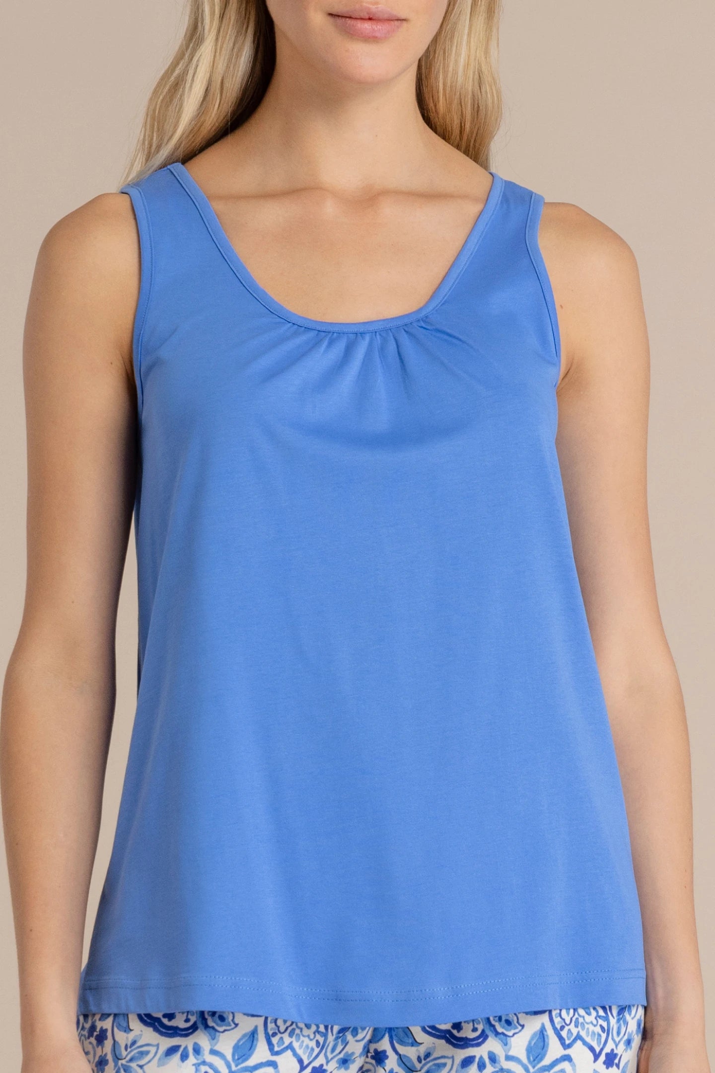 Pigiama donna in cotone con top spalla larga e pantalone pescatore 3/4