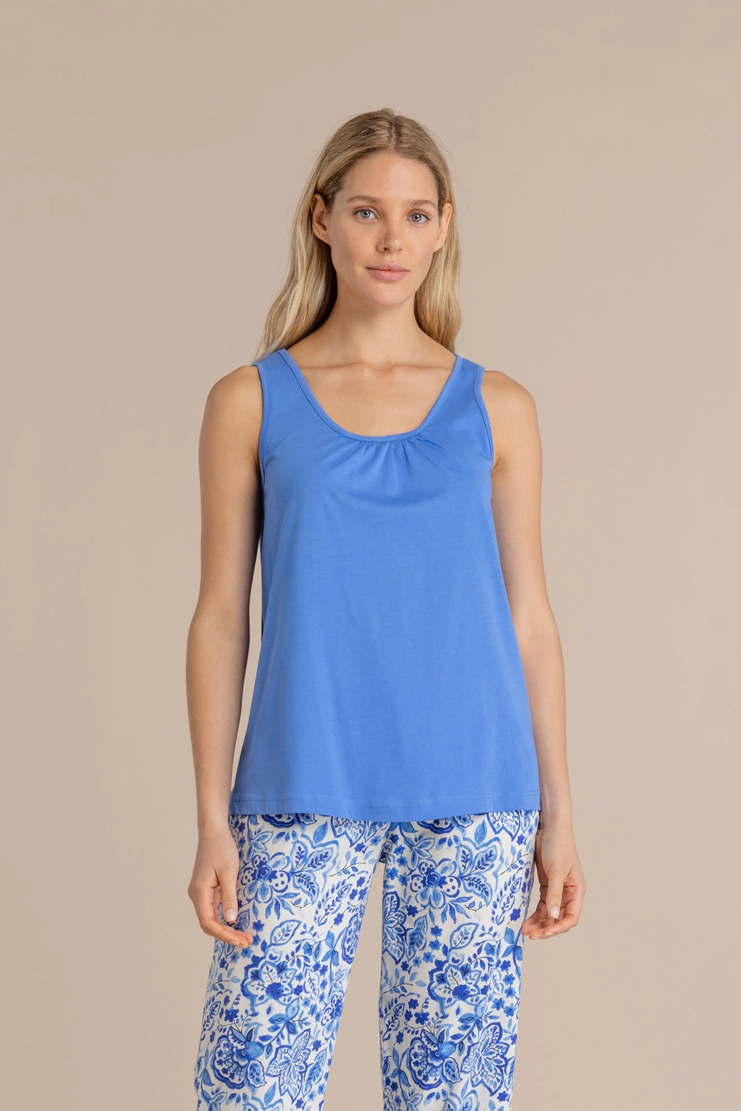 Pigiama donna in cotone con top spalla larga e pantalone pescatore 3/4