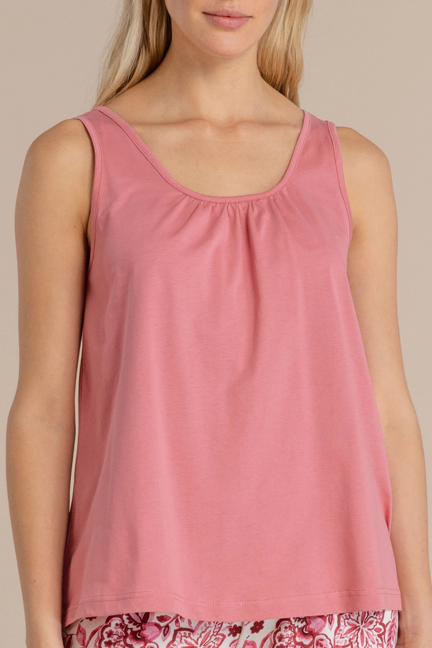 Pigiama donna in cotone con top spalla larga e pantalone pescatore 3/4
