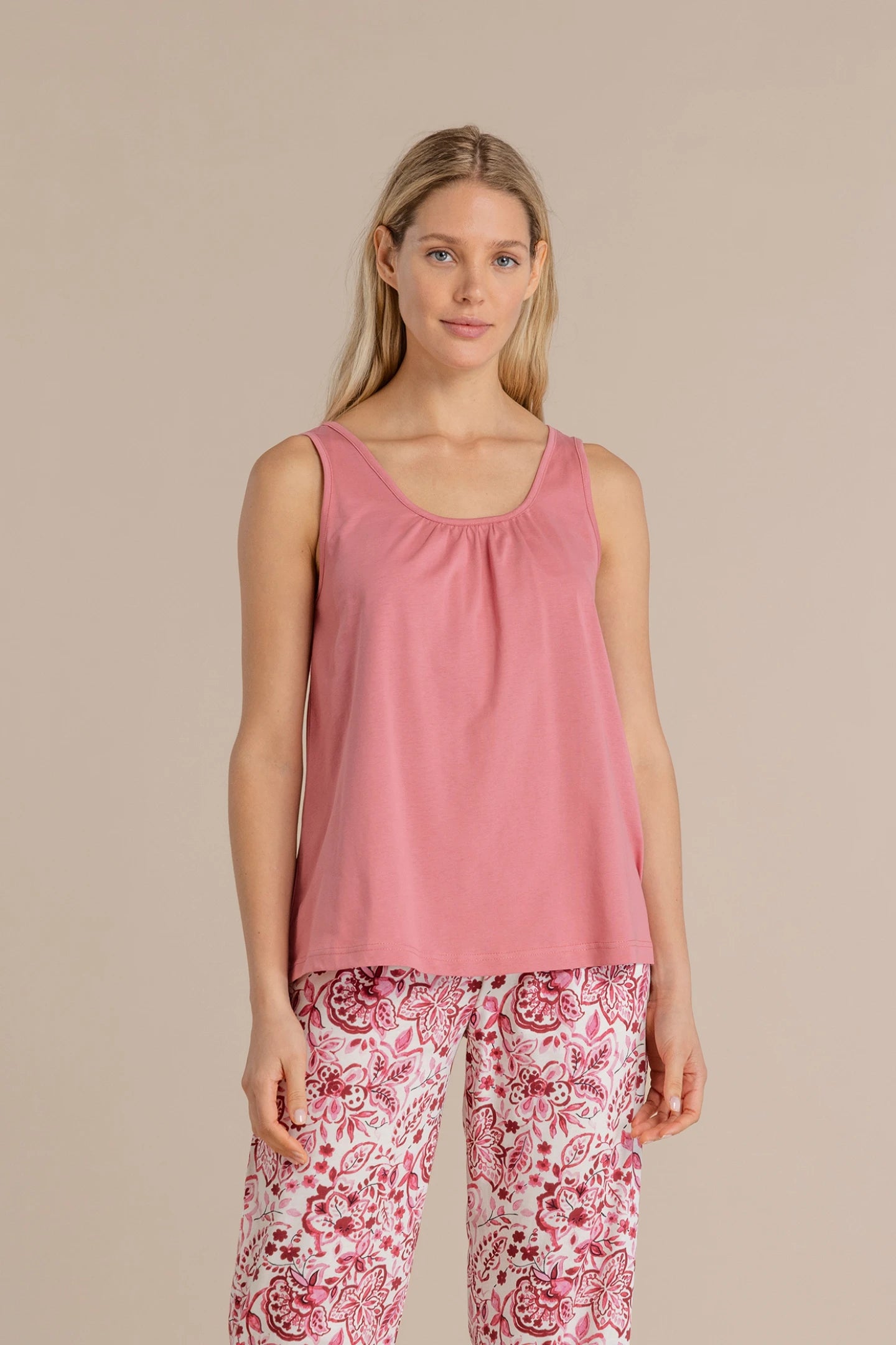 Pigiama donna in cotone con top spalla larga e pantalone pescatore 3/4