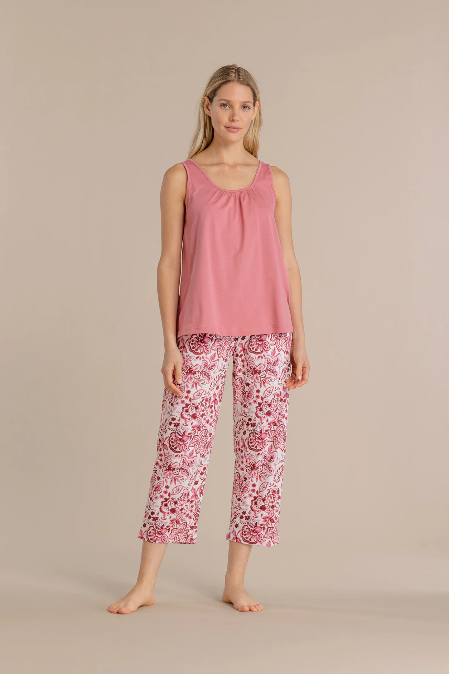 Pigiama donna in cotone con top spalla larga e pantalone pescatore 3/4