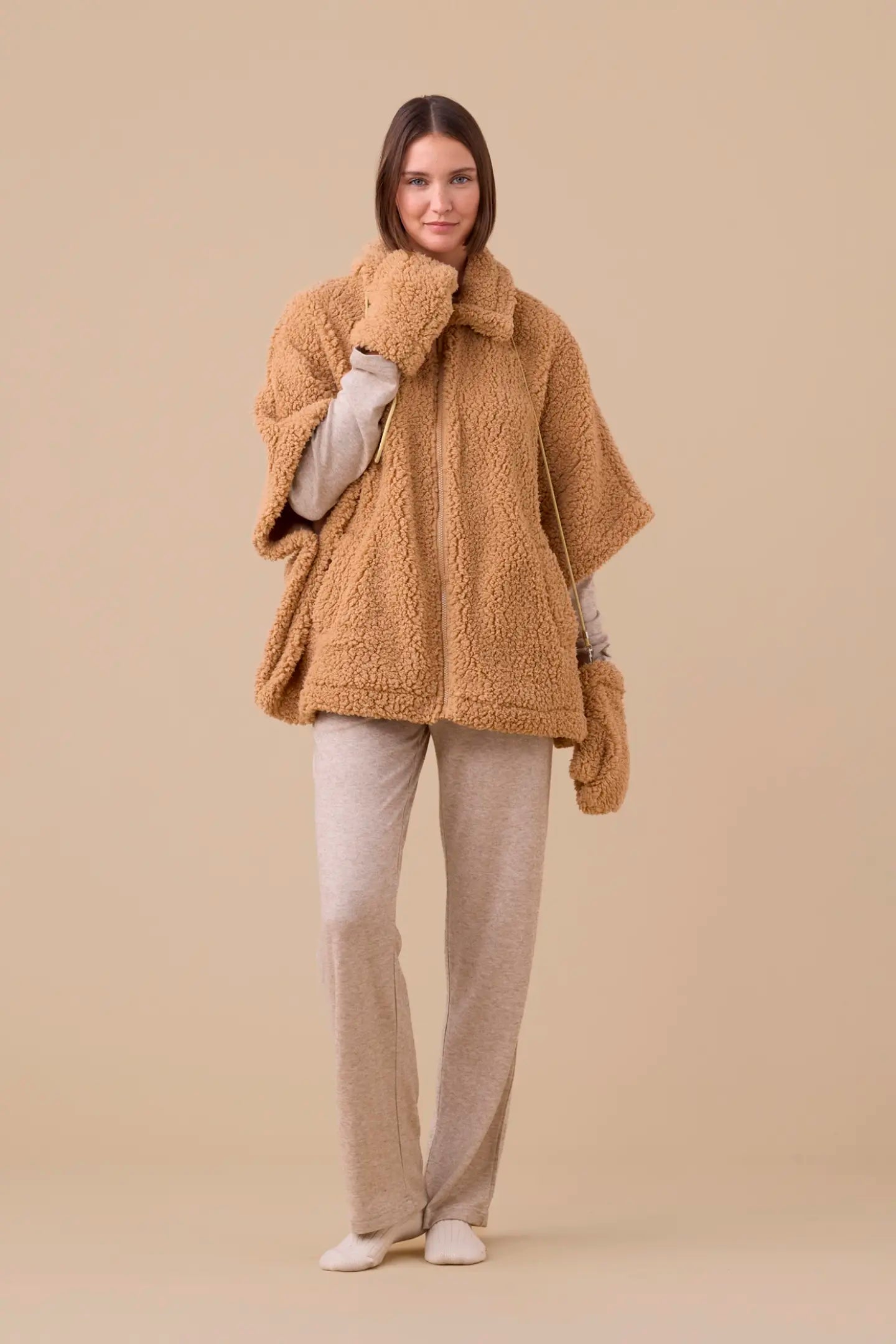 Poncho con guanti eco agnellino