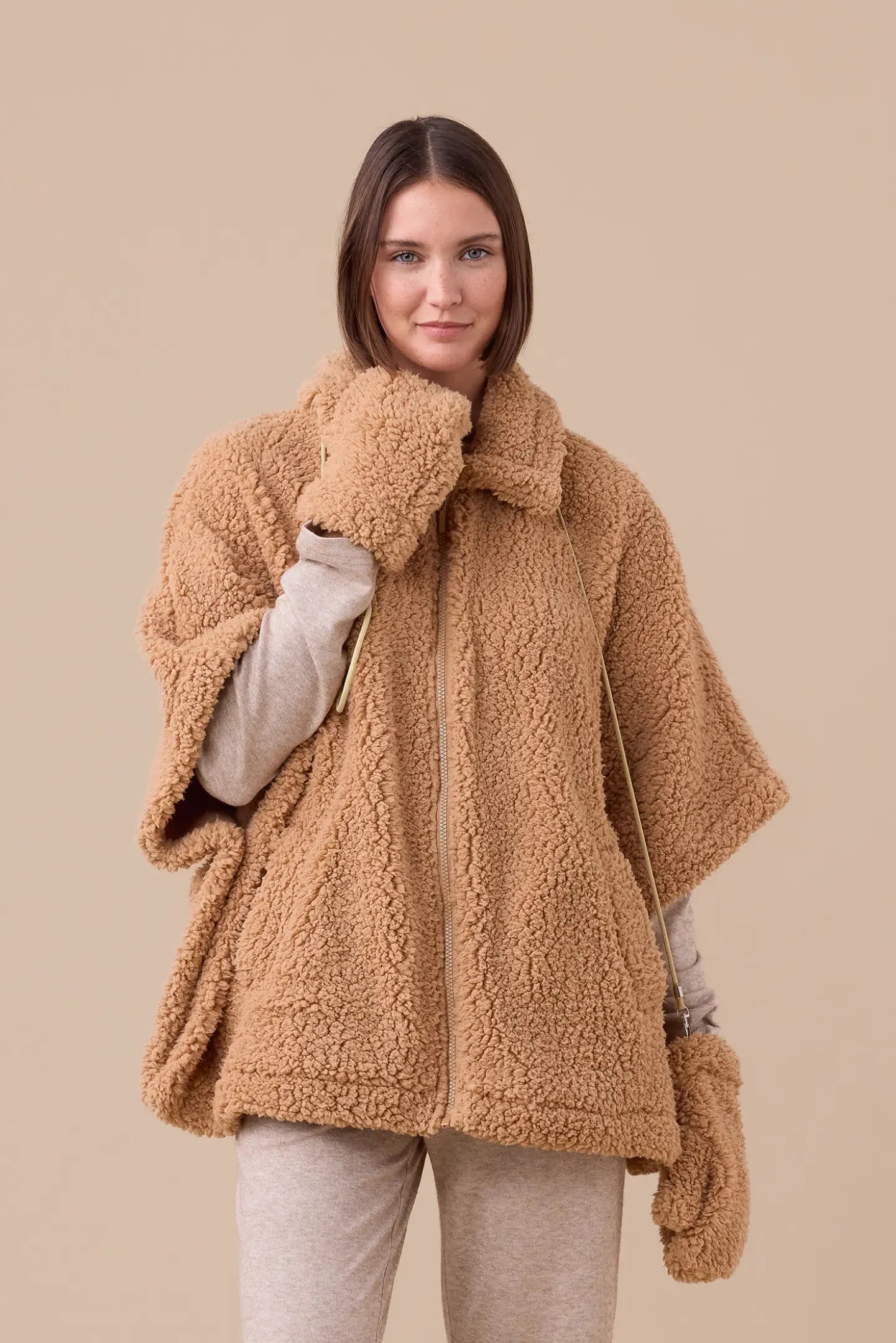 Poncho con guanti eco agnellino