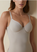 Body con scollatura posteriore con ferretto e coppe imbottite.