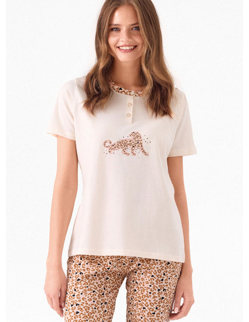 Pigiama serafino con mezza manica, stampa animalier e pantalone pinocchio. Serie Sauvage.