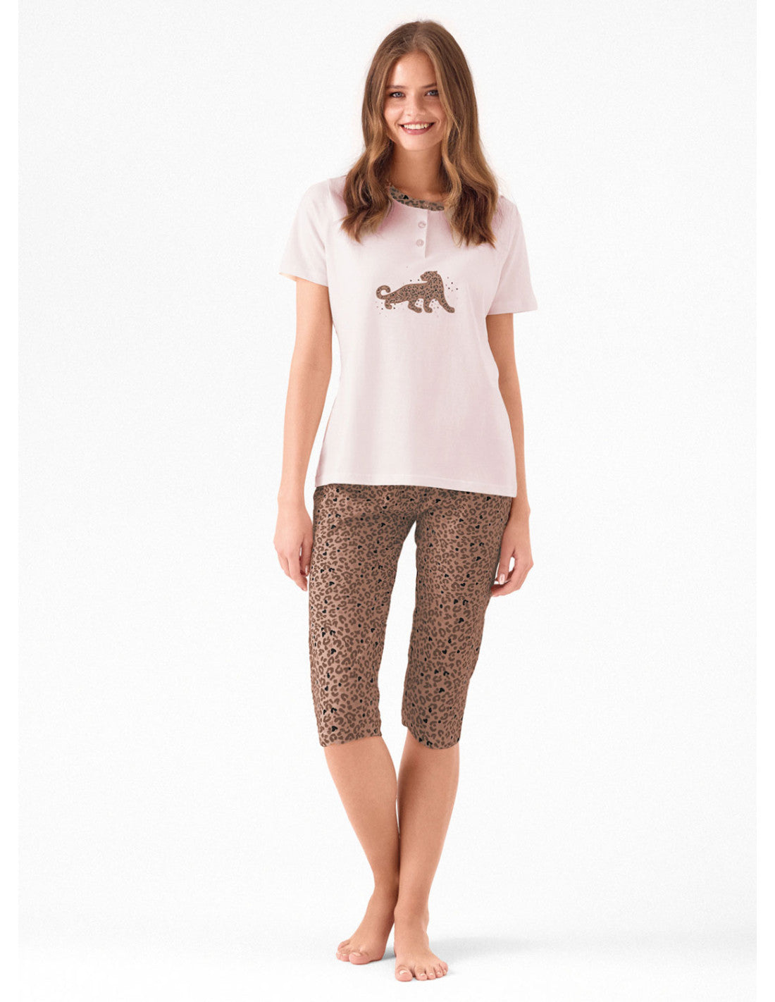 Pigiama serafino con mezza manica, stampa animalier e pantalone pinocchio. Serie Sauvage.