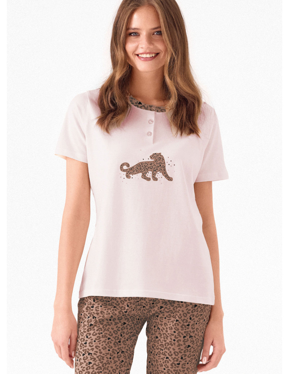 Pigiama serafino con mezza manica, stampa animalier e pantalone pinocchio. Serie Sauvage.