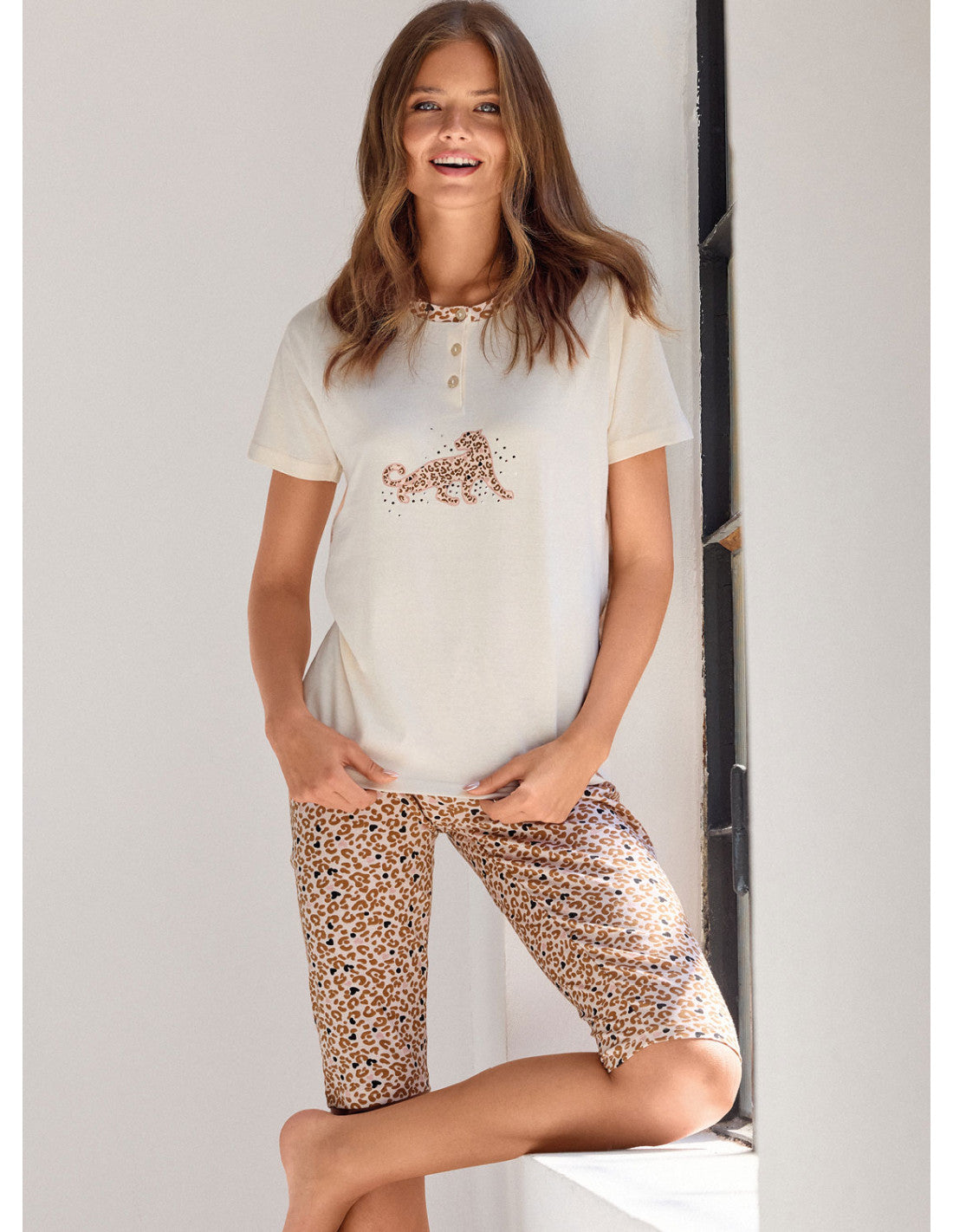 Pigiama serafino con mezza manica, stampa animalier e pantalone pinocchio. Serie Sauvage.