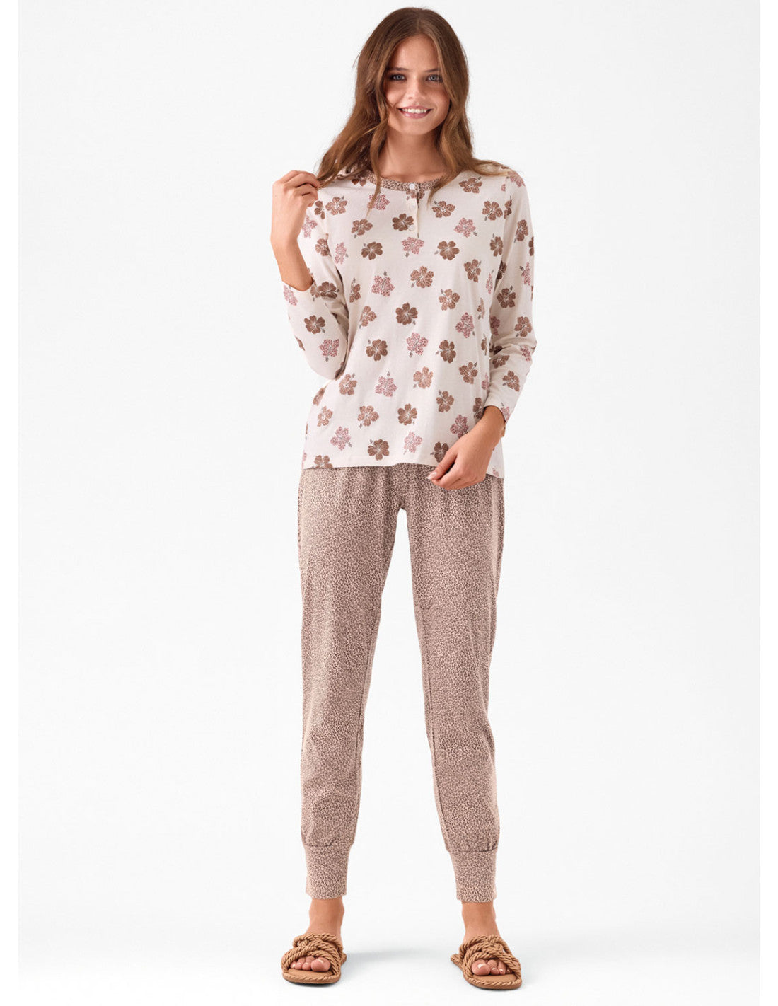 Pigiama serafino a manica lunga e pantalone lungo con polsi. Serie Ibiscus.