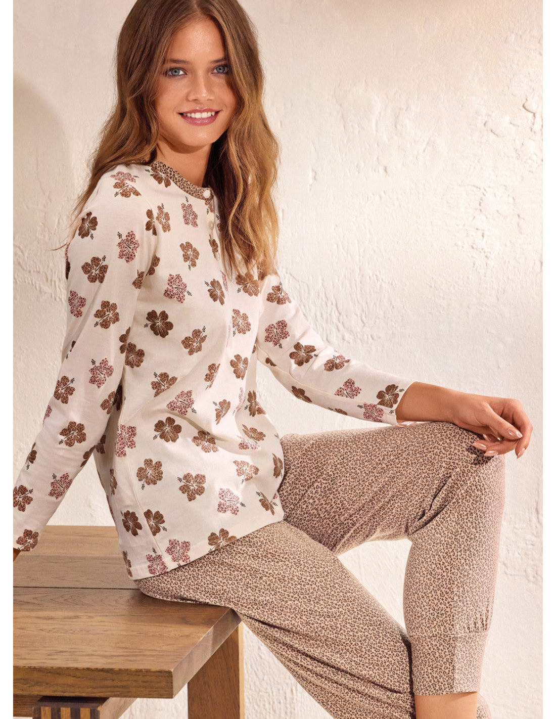 Pigiama serafino a manica lunga e pantalone lungo con polsi. Serie Ibiscus.