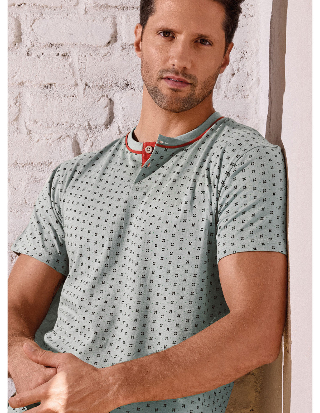 Pigiama serafino manica corta e pantalone corto, jersey di cotone, micro-fantasia all over e dettagli a contrasto. Serie TIGHT.