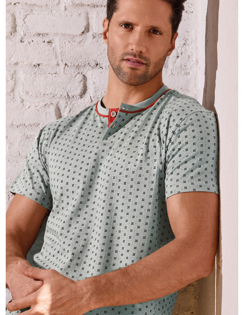 Pigiama serafino manica corta e pantalone corto, jersey di cotone, micro-fantasia all over e dettagli a contrasto. Serie TIGHT.