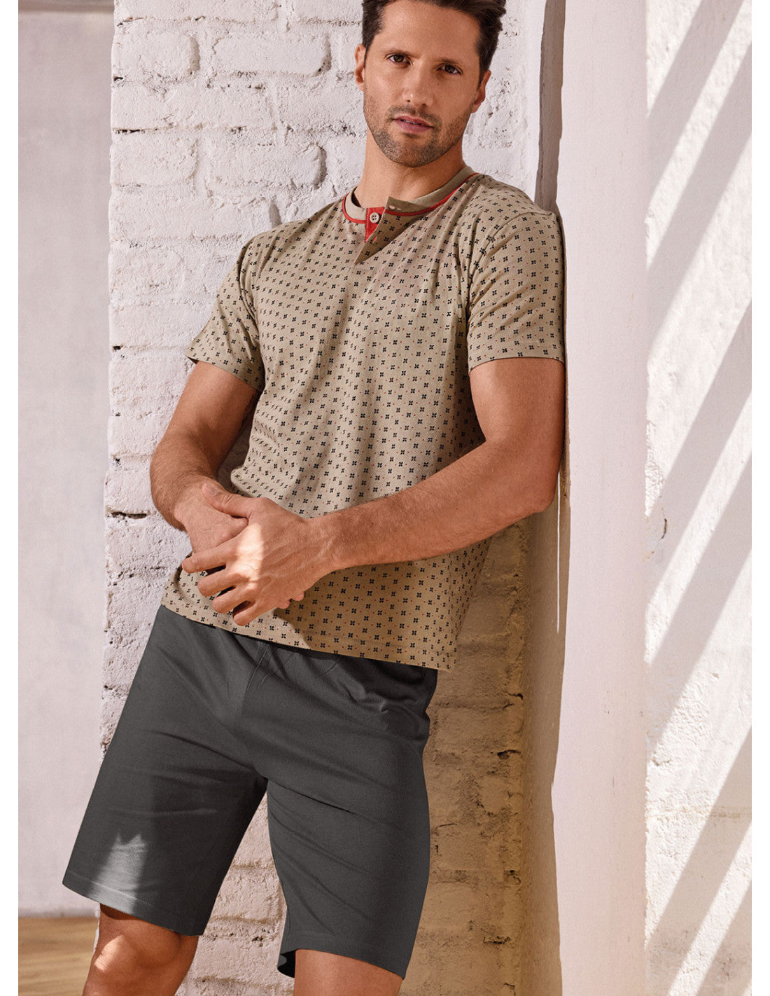 Pigiama serafino manica corta e pantalone corto, jersey di cotone, micro-fantasia all over e dettagli a contrasto. Serie TIGHT.