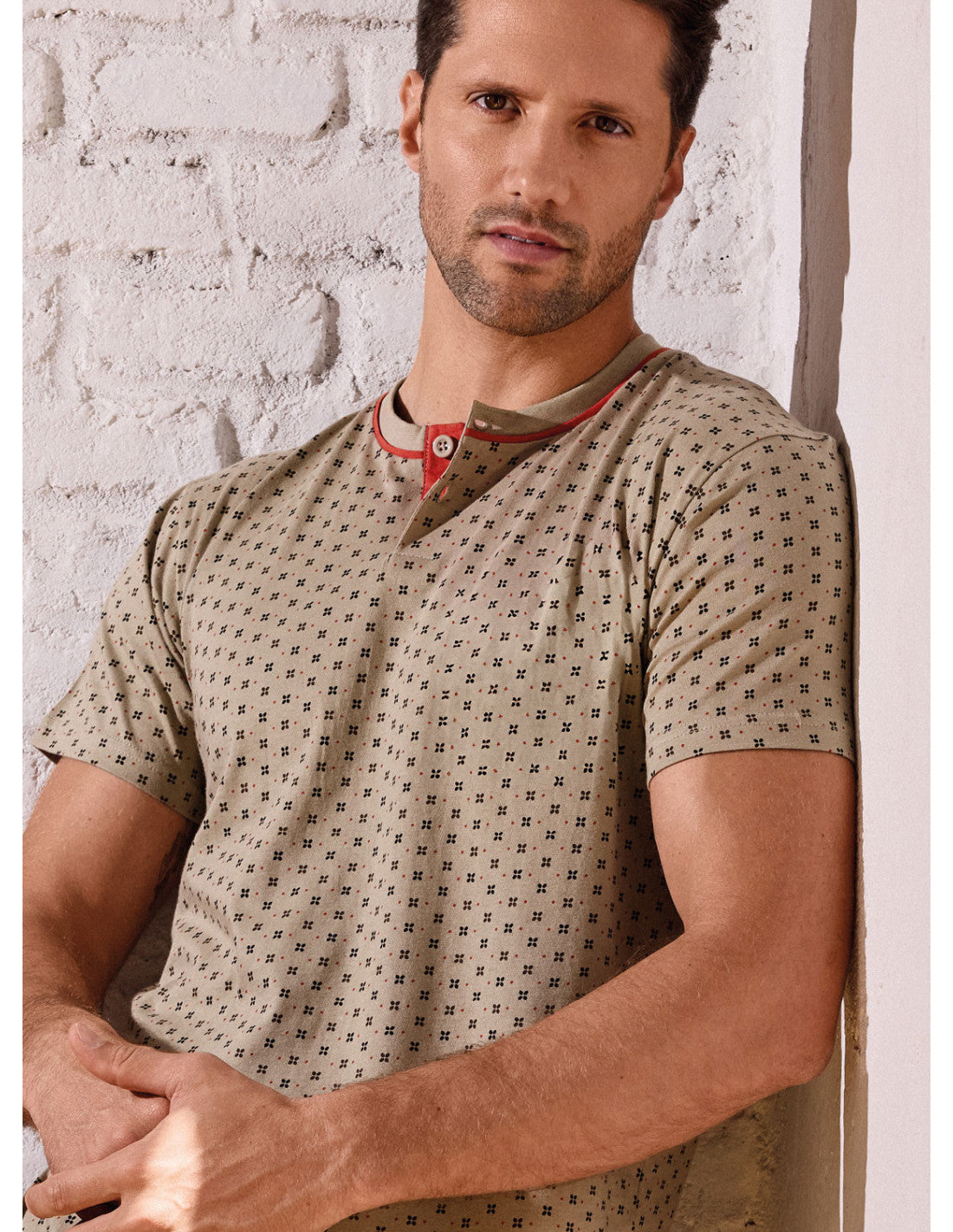 Pigiama serafino manica corta e pantalone corto, jersey di cotone, micro-fantasia all over e dettagli a contrasto. Serie TIGHT.