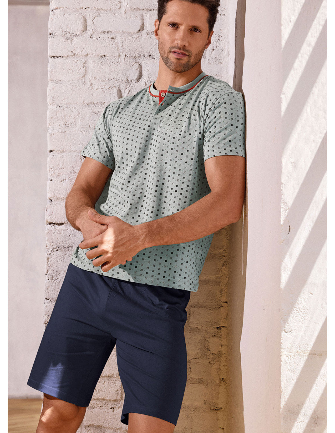 Pigiama serafino manica corta e pantalone corto, jersey di cotone, micro-fantasia all over e dettagli a contrasto. Serie TIGHT.